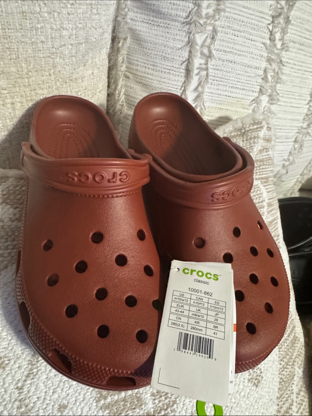 CROCS  Classic Clog in Brick Red